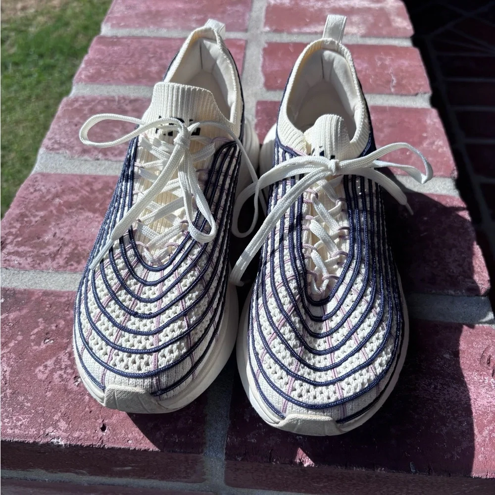 EUC APL Techloom Running Shoes. Stylish Cream Patterned Sneakers. Size 7.5 - Picture 4 of 9